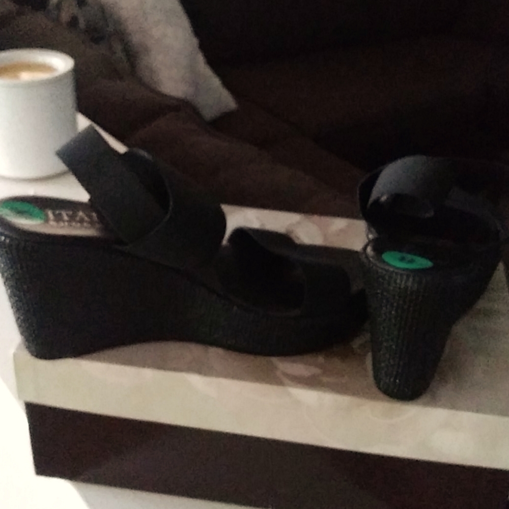 Black wedges